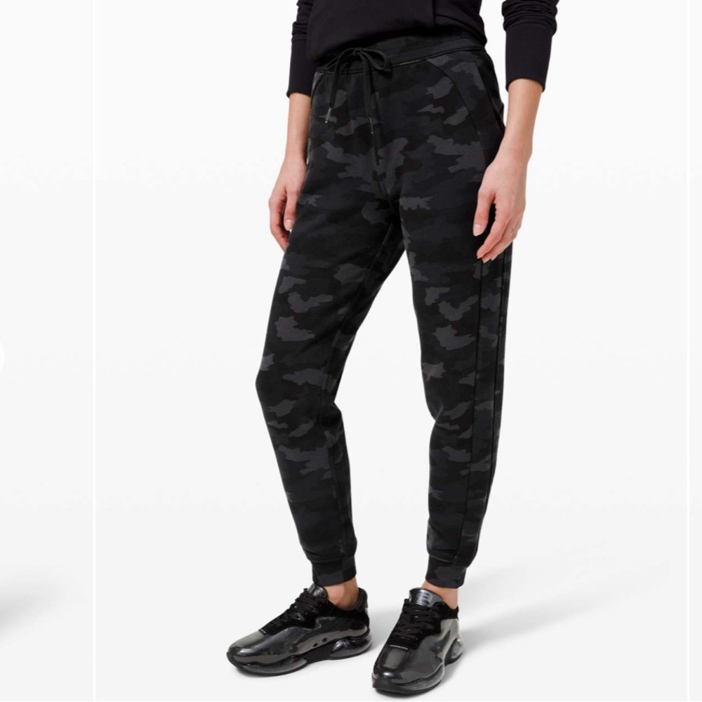 NWOT lululemon scuba high rise jogger - full length. Size 8.